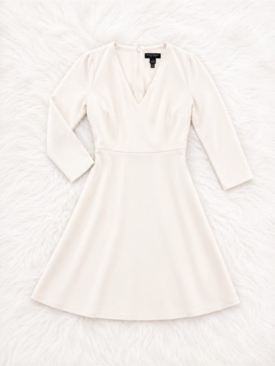 Maggy London Dresses & Skirts - NWT Maggy London Horn Fit & Flare Dress Size 4 Elegant Minimalist Cocktail Dress